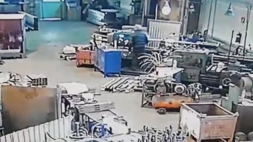 KrudPlug Mobile - Man dies after getting pulled in by lathe machine at work inside metal factory in Russia (  Aftermath) 