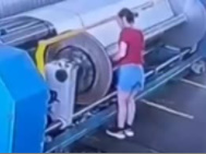 KrudPlug Mobile - Woman gets twister up in work machinery 